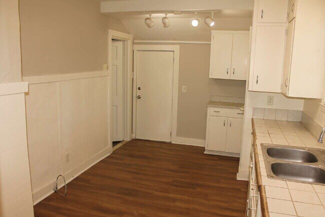 Foto del edificio - Cute cottage located in Midtown. Large front porch with a swing for cool evenings. Home is freshl...