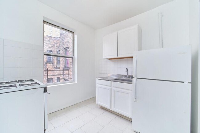 Building Photo - 3 bedroom in NEW YORK NY 10032