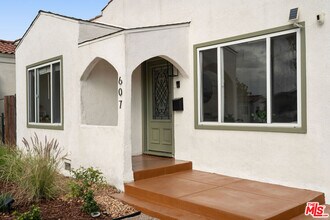 Building Photo - 607 W 111th Pl