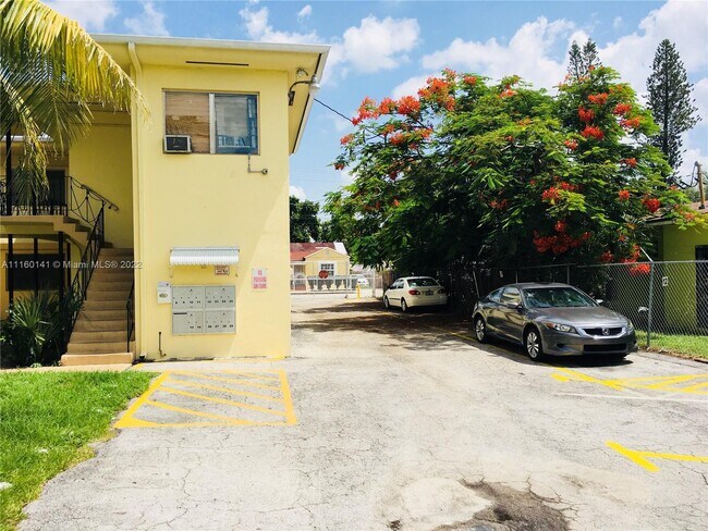 Foto del edificio - 71 NW 76th St