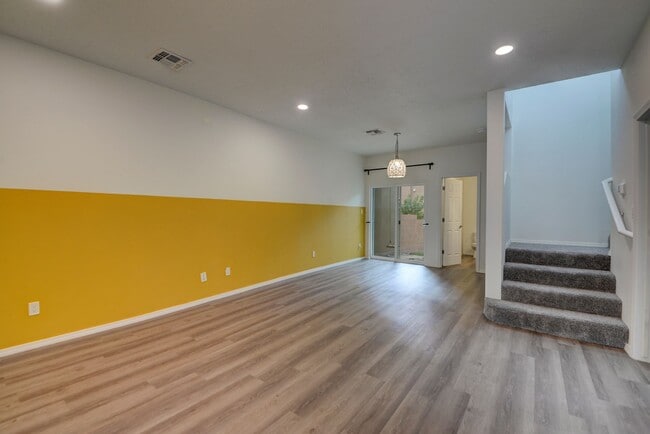 Building Photo - Amazing Modern 4 Bedroom in North Valley A...