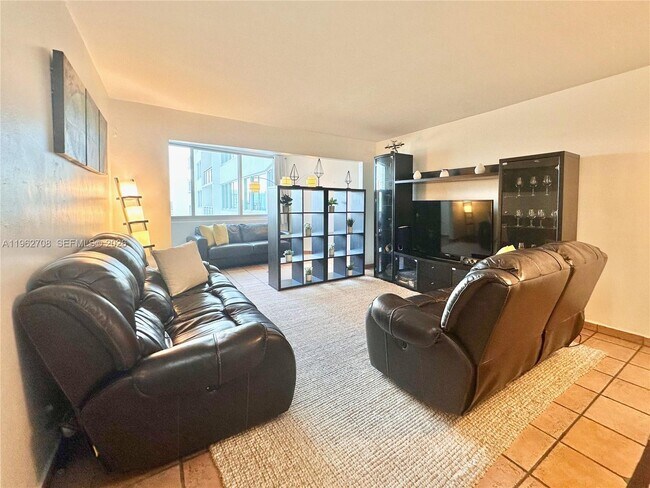 Foto del edificio - 7135 Collins Ave