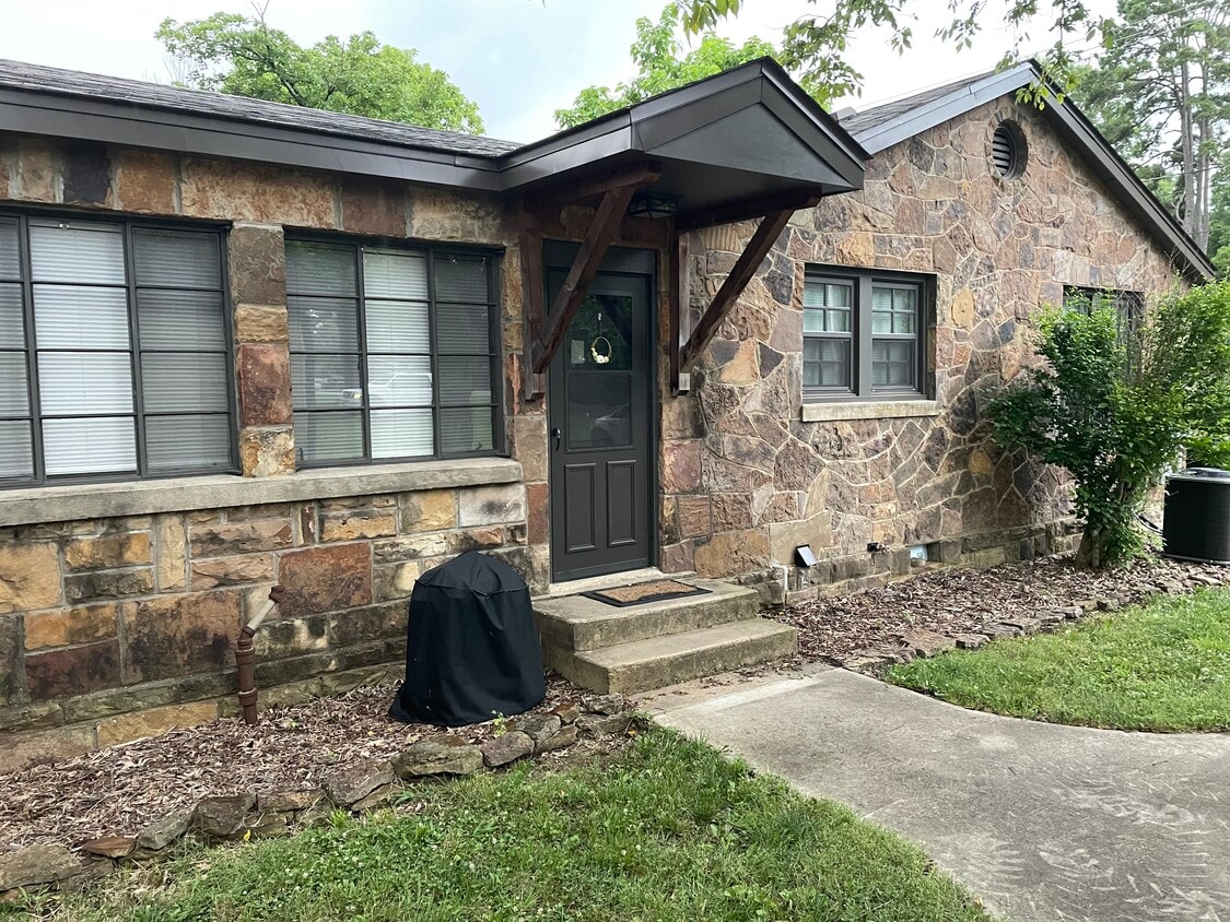 Primary Photo - 1283 W Hendrix St
