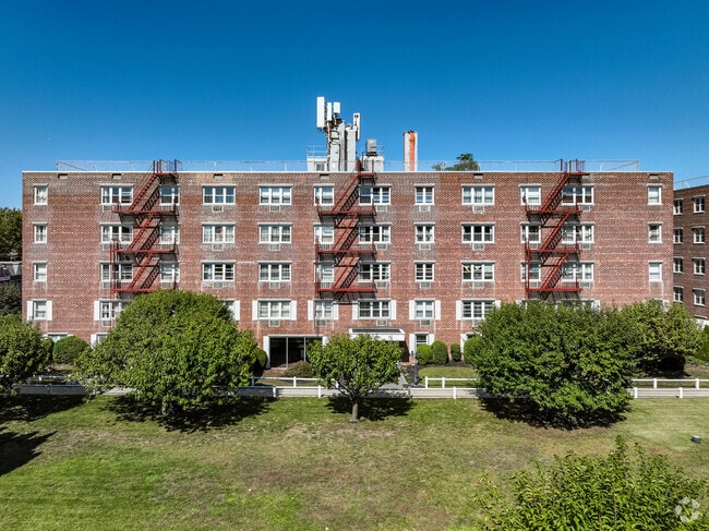 Building Photo - Maple Crest Apartments at Williston Park