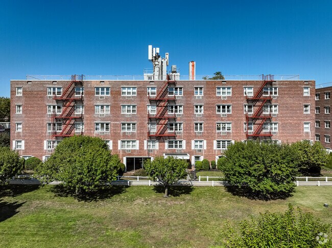 Foto del edificio - Maple Crest Apartments at Williston Park