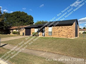 Building Photo - 5105 Sandalwood Ln Building Photo - 5105 Sandalwood Ln