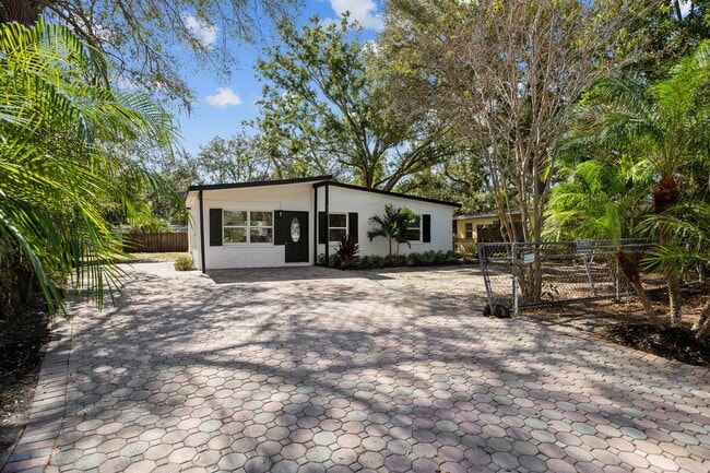 Building Photo - Modern Touches, Classic Charm—Your Bradenton Home Awaits