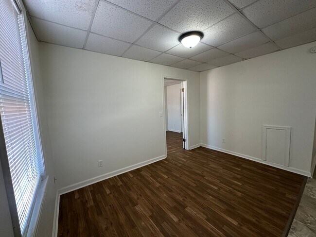 Foto del edificio - One bedroom apartment with lots of updates!