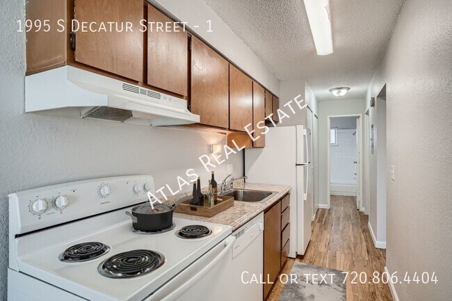 Building Photo - Spacious and Bright - 1 bed/1 bath - Walki...