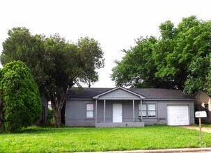 Building Photo - 2220 NW Pollard Ave