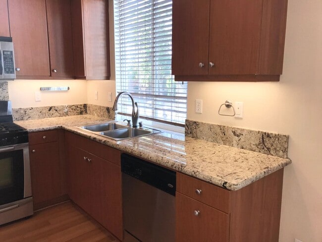 Building Photo - Located in the very popular northwest area in Glendale