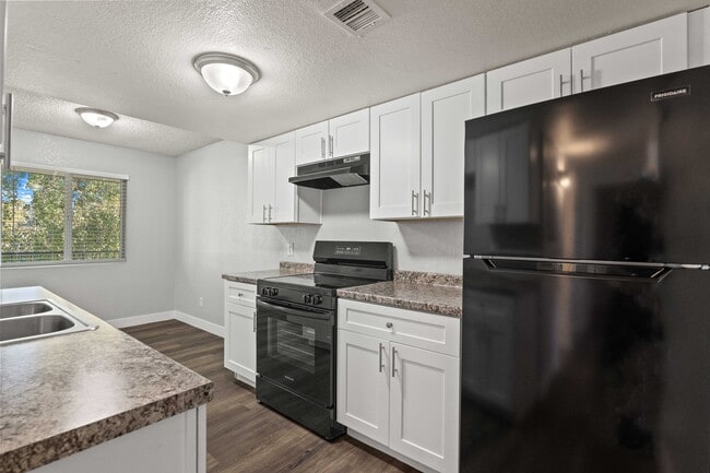 Building Photo - Mariposa Flats