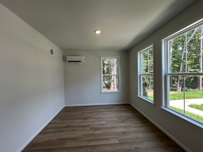 Foto del edificio - Luxury End-Unit Townhome with 2-Car Garage, Deck & Bonus Room – Available June 5!