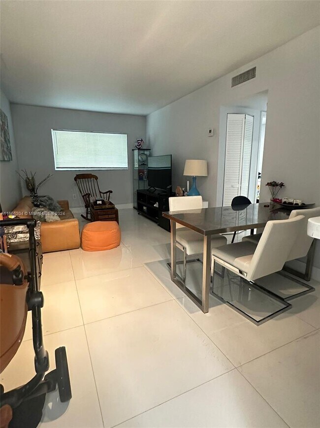 Foto del edificio - 665 NE 83rd Terrace