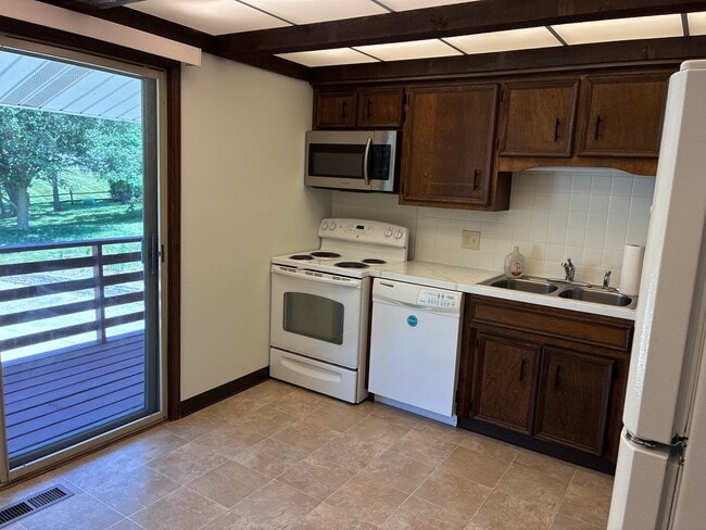 Building Photo - 4524 Camelot Cir