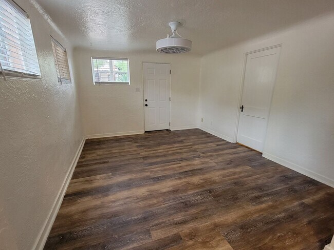 Foto del edificio - One Bedroom - Garfield District - $699 Mov...
