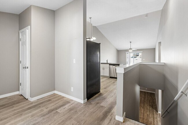 Building Photo - 4 Bedroom Townhome