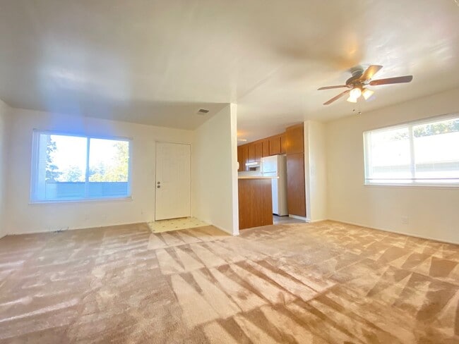 Building Photo - 2 Bed 1 Bath Condo with Garage + Extra Sto...