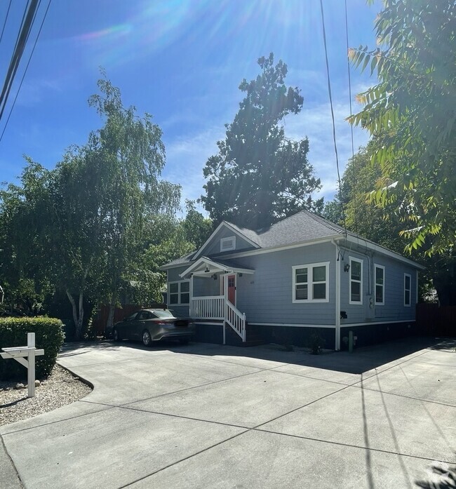 Building Photo - 631 Oak Lawn Ave