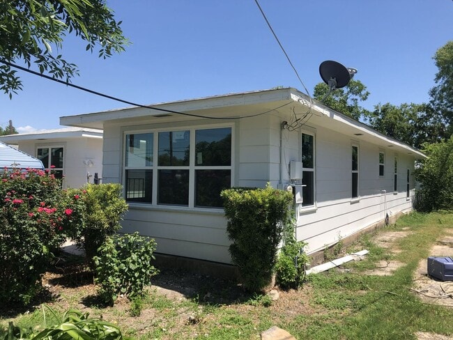 Foto del edificio - Newly Renovated & Move-In Ready 3-Bedroom with Pet-Friendly Perks! Pet Fee Waived!