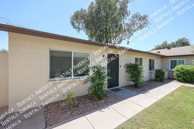 Building Photo - 3333 S Parkside Dr