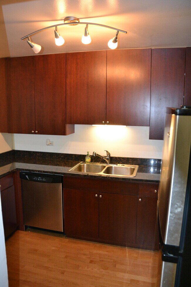 Building Photo - 522 E Spruce Dr