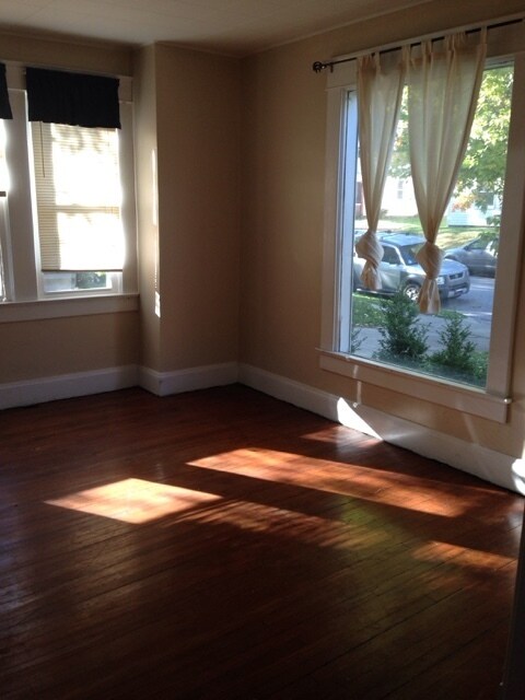 Building Photo - 4 Bedroom, 2 Bath House
