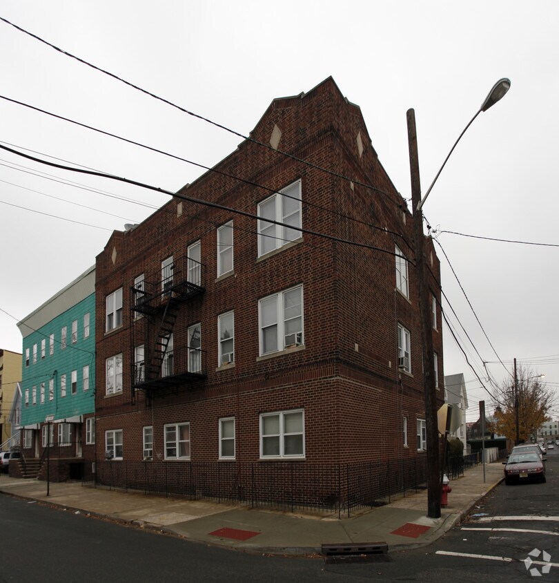 Primary Photo - 42 Hutton St