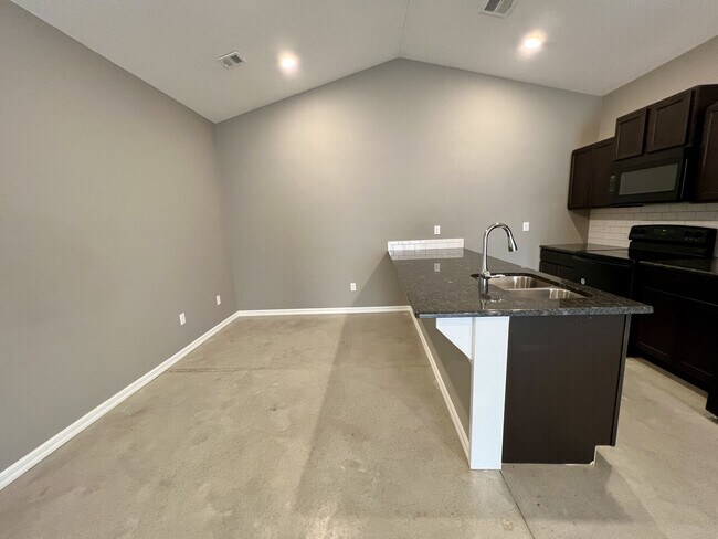 Building Photo - 4867 N Hillside Ct