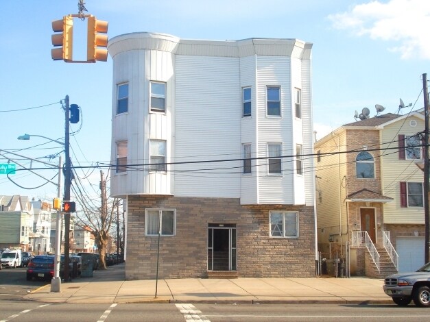 Primary Photo - 470 Kennedy Blvd