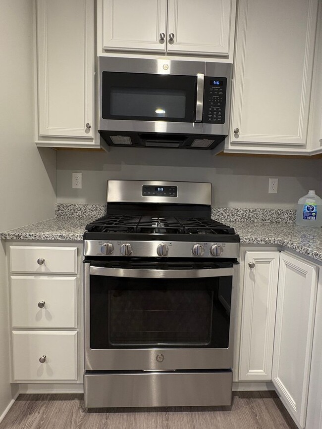 Building Photo - Bright, Spacious 2 bedroom condo in prime ...