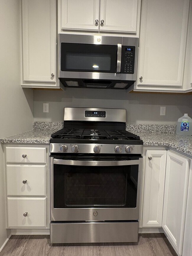 Foto del edificio - Bright, Spacious 2 bedroom condo in prime ...