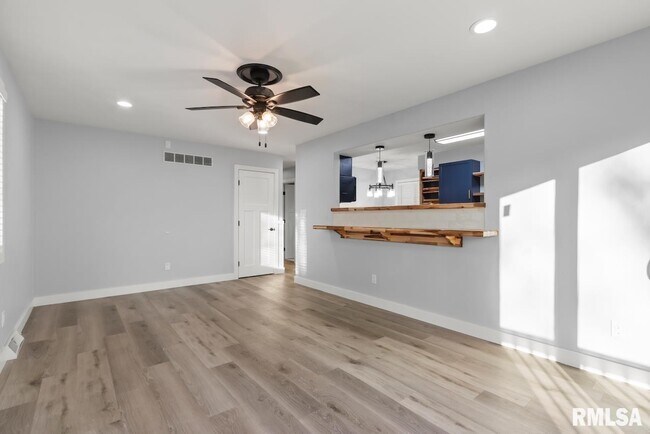 Foto del edificio - 1900 E Knox St