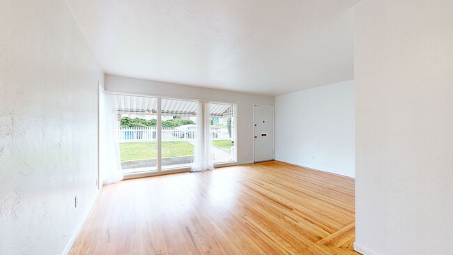 Building Photo - Spacious 2 Bedroom 1 Bathroom Available In...