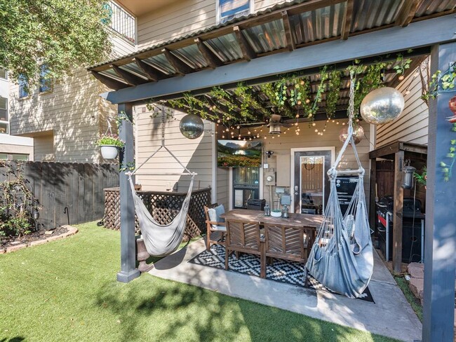 Building Photo - 905 Garden Oaks Terrace