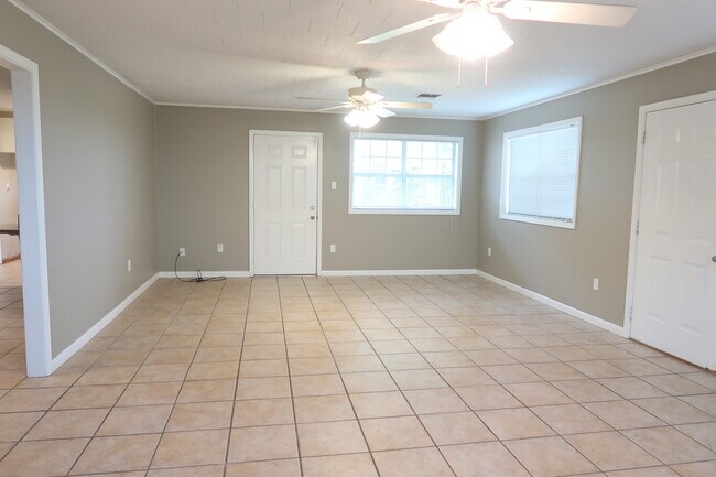 Sala de estar acristalada - 1038 Old Sterlington Rd