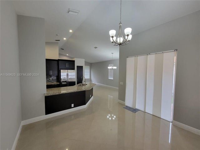 Foto del edificio - 928 Falling Water Rd