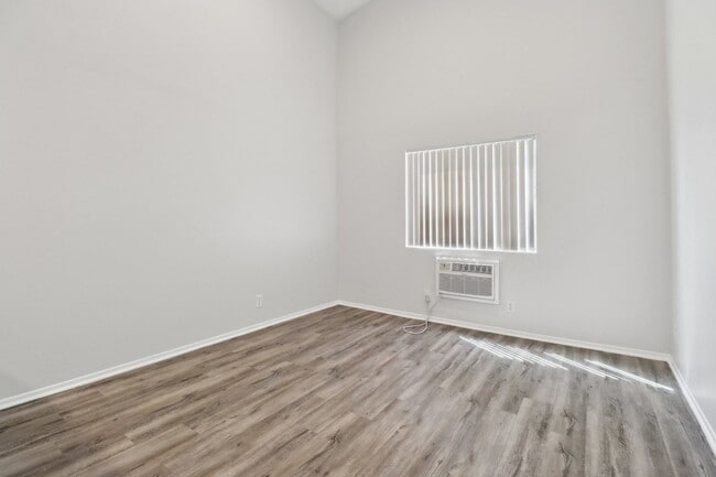 Interior Photo - 311 South New Hampshire Avenue