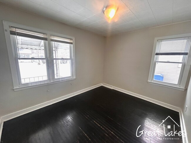 Building Photo - Cozy 3 Bedroom 1 Bathroom now available fo...