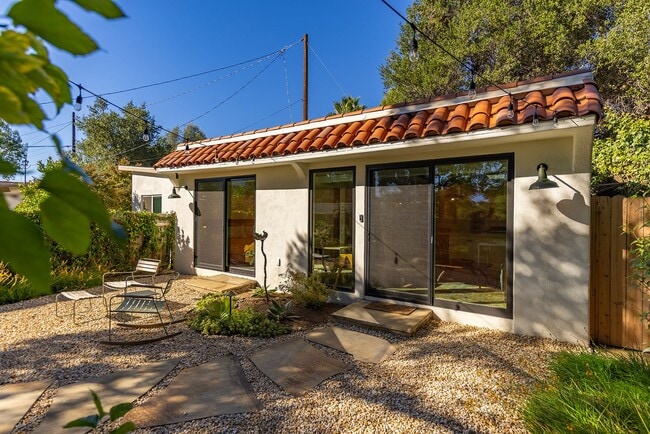 Building Photo - Downtown bungalow
