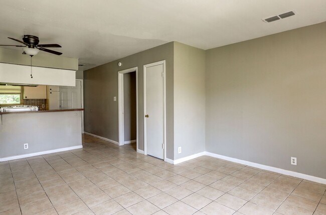 Foto del edificio - COMING SOON: 2 Bedroom 1 Bathroom Triplex