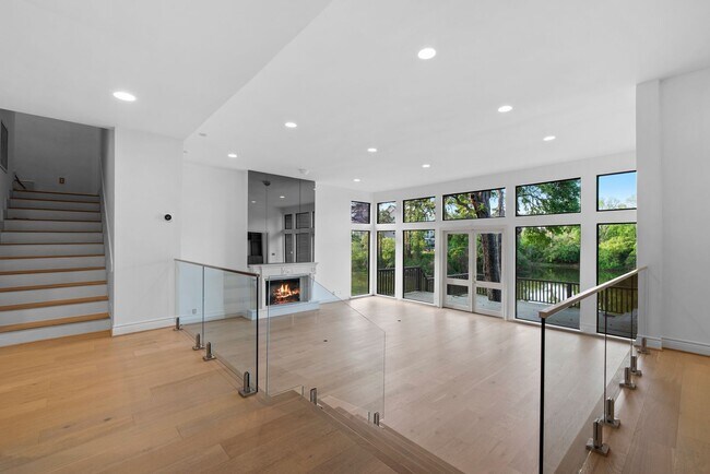 Building Photo - Luxury Lakeside Living- Memorial City
