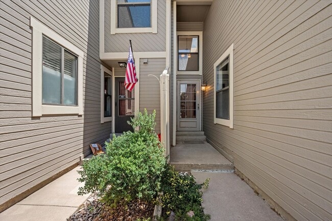 Building Photo - Beautiful 2 Bed, 2 Bath Townhome | Vaulted Ceilings, Private Courtyard & Fireplace