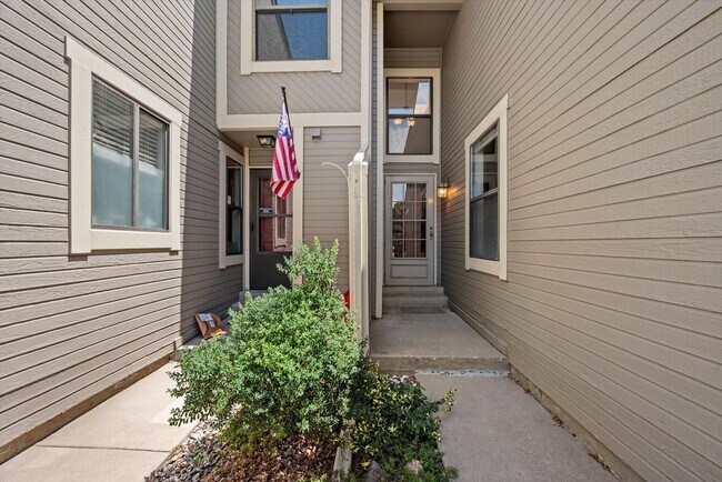 Foto del edificio - Beautiful 2 Bed, 2 Bath Townhome | Vaulted Ceilings, Private Courtyard & Fireplace