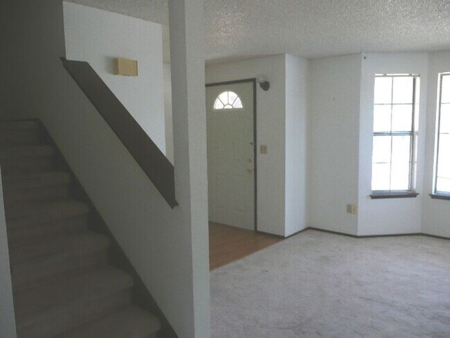 Foto del edificio - Nice 3 Bedroom 1 1/2 Bath Townhouse in Tac...