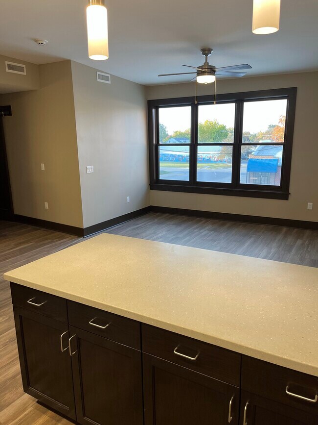 Sala de estar - 200 E State St