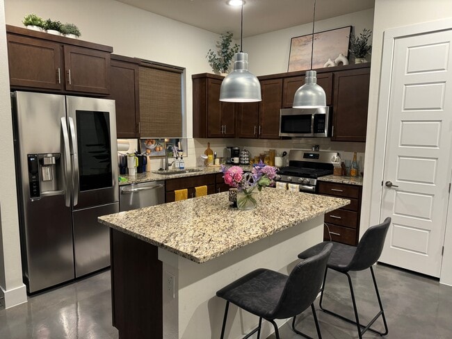 Building Photo - 425 E Mistletoe
