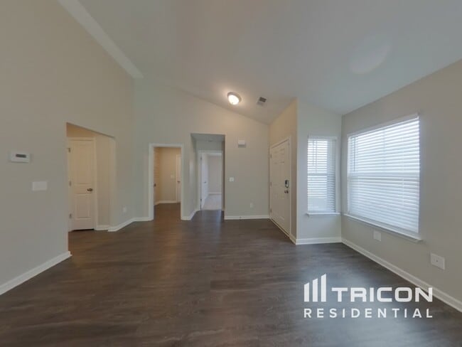 Building Photo - 590 Pollyanna Dr