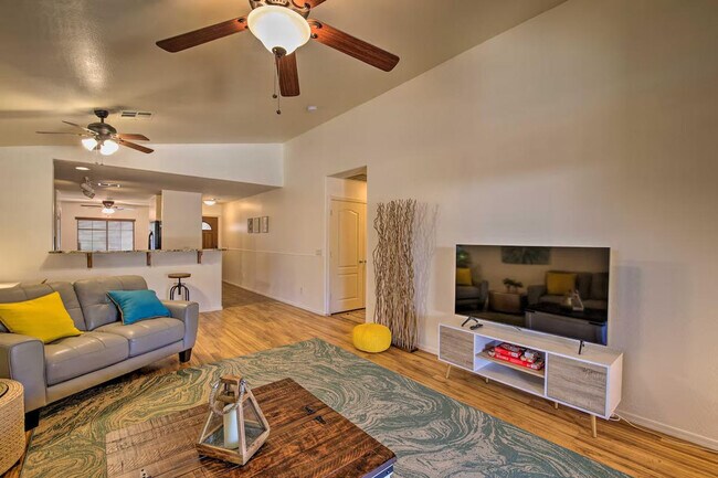 Building Photo - 1021 S 167th Ln