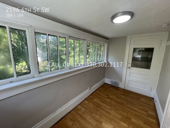 Building Photo - Three bedroom one bathroom second level ap...